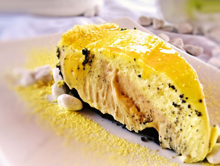 עוגת שמנת עם חמאת בוטנים - פרוסה (צילום: דליה מאיר, קסמים מתוקים)