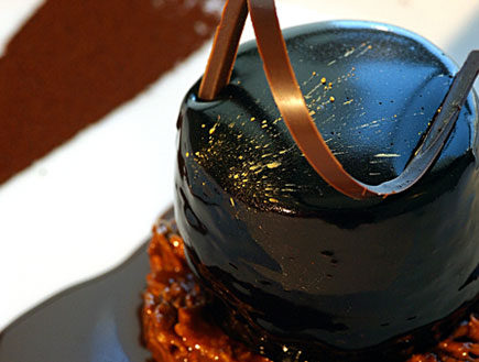 מוס שוקולד בלגי מריר ודבש על גבי דיסקית רייס קריספ (צילום: שישי חם)