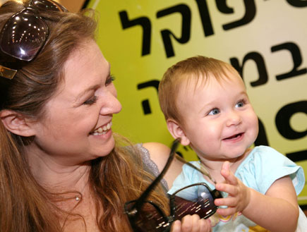 מיכל ינאי והבת אלכס בחיפה (צילום: הלד צלמים)