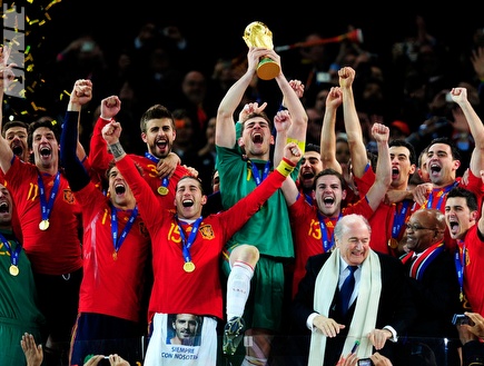 שחקני ספרד מניפים את הגביע העולמי (רויטרס) (צילום: מערכת ONE)