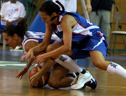לייני סלווין נאבקת על כדור הערב בזיסמן (יניב גונן) (צילום: מערכת ONE)