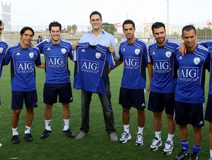 שחקני נבחרת ישראל עם חולצות האימון החדשות (עודד קרני) (צילום: מערכת ONE)