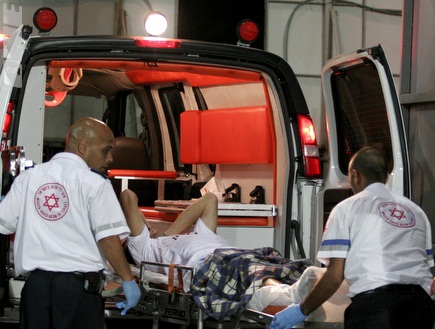 סנסוני הפצוע מפונה לבית החולים (שי לוי) (צילום: מערכת ONE)