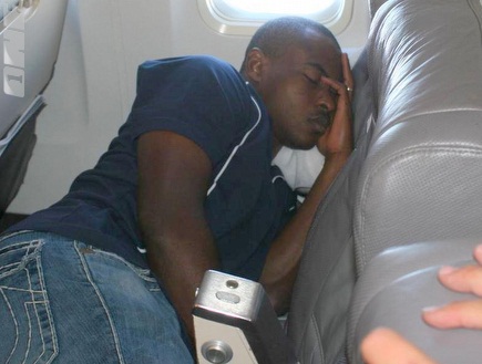 וינסנט אניימה משלים שעות שינה במטוס (רועי גלדסטון) (צילום: מערכת ONE)