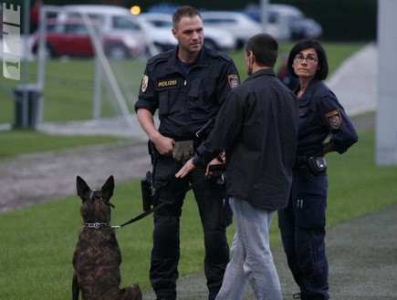 שוטרים אוסטרים שומרים על הסדר (רועי גלדסטון) (צילום: מערכת ONE)