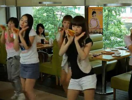 ילדות קוריאניות רוקדות עם פיצה (צילום: מקולנד)