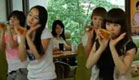 ילדות קוריאניות רוקדות עם פיצה (צילום: מקולנד)