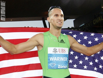 ג´רמי וורינר חוגג עם דגל ארצות הברית לאחר שקבע את התוצאה המרהיבה ( (צילום: מערכת ONE)