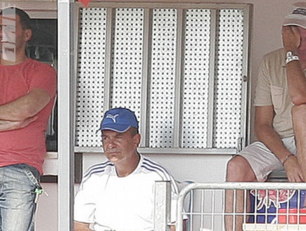 המאמן הלאומי,פררנדס, על מקרר הארטיקים בגרונדמן (דרור עינב) (צילום: מערכת ONE)