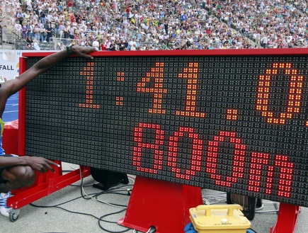 רודישה עם שיא העולם הטרי שלו (רויטרס) (צילום: מערכת ONE)