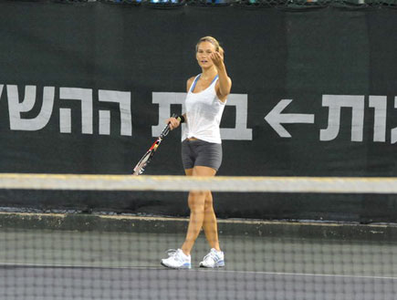 בר רפאלי משחקת טניס עם גיא גיאור