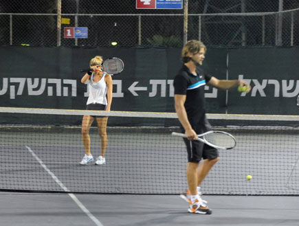 בר רפאלי משחקת טניס עם גיא גיאור (צילום: אלעד דיין)