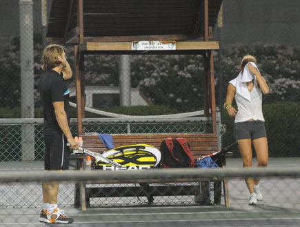 בר רפאלי משחקת טניס עם גיא גיאור (צילום: אלעד דיין)