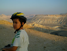 ילד טיול אופניים משפחתי בנגב (צילום: שירלי אהרון)