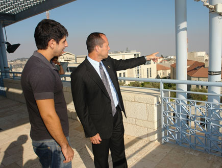 עידן עמדי וראש עיריית ירושלים (צילום: דוברות עיריית ירושלים)