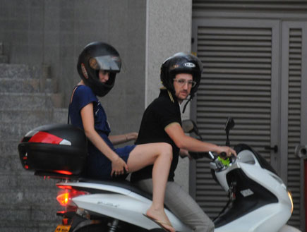 יעל גולדמן ואורי פפר על האופנוע (צילום: אלעד דיין)