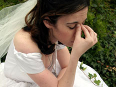 כלה בוכה בחתונה (צילום: JudahArt, Istock)