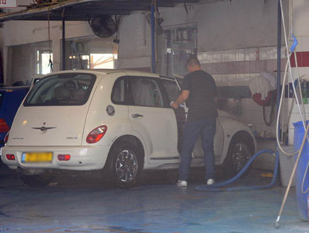 שלומי סרנגה שוטף את הרכב (צילום: אלעד דיין)