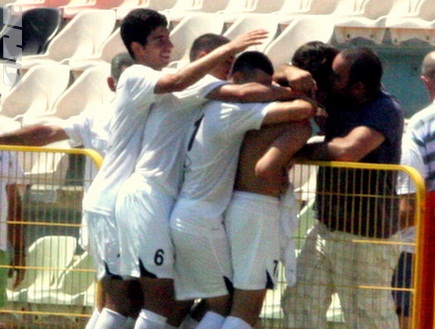 שחקני הנוער של אשדוד חוגגים ניצחון (משה חרמון) (צילום: מערכת ONE)
