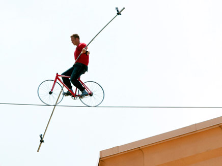 נוסע על אופניים על חוט באוויר (צילום: חדשות 2)