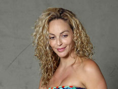 מירי בוהדנה בחודש תשיעי עם האחיינית נועם