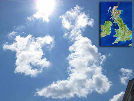 העננים בצורת האי הבריטי (צילום: הסאן)