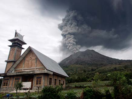 הר הגעש באינדונזיה, התעורר לאחר 400 שנות שקט (צילום: רויטרס)