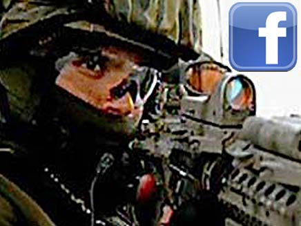 חייל בפייסבוק (צילום: חדשות 2)
