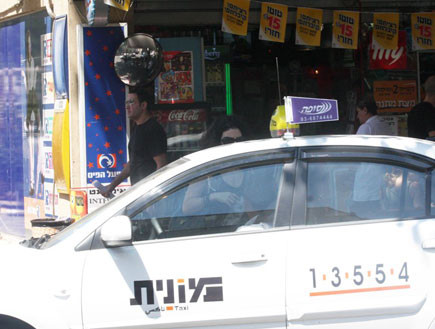 נינט טייב עוצרת מונית (צילום: אלעד דיין)