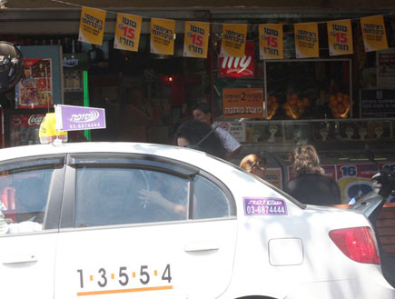 נינט טייב עוצרת מונית (צילום: אלעד דיין)