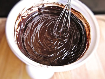 עוגת טראפל שוקולד וסילאן -התערובת המומסת (צילום: דליה מאיר, קסמים מתוקים)