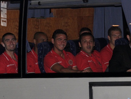 שחקני מלטה מחייכים באוטובוס (דרור עינב) (צילום: מערכת ONE)