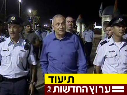 יצחק אהרונוביץ מסייר עם משטרת ישראל (צילום: חדשות 2)