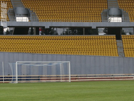 היציעים באצטדיון בטביליסי. במשחק הם יהיו מלאים עד אפס מקום (רועי ג (צילום: מערכת ONE)