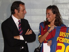 מוניקה רואיז עם נשיא ברצלונה סנדרו רוסל (רויטרס) (צילום: מערכת ONE)