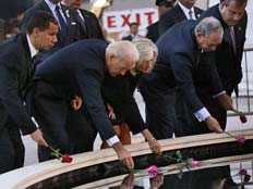 סגן הנשיא ביידן מניח פרח בגראונד זירו (צילום: AP)