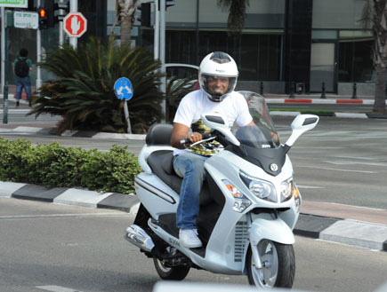 אייל גולן רוכב על האופנוע החדש (צילום: אלעד דיין)