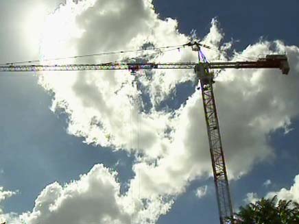 מנוף ענק מעל גן הילדים בפ"ת (צילום: חדשות 2)