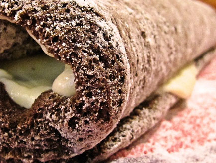רולדת שוקולד עם קרם שוקולד לבן - בצק ומילוי (צילום: דליה מאיר, קסמים מתוקים)