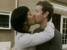 מייסד פייסבוק מתנשק (צילום: חדשות 2)