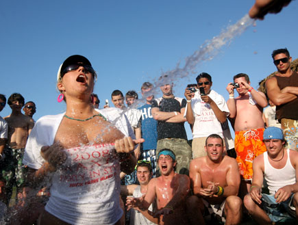 תחרות הטישרט הרטובה (צילום: Rick Gershon, GettyImages IL)