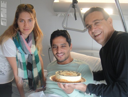 ברק יצחקי עם רוני מאנה בספרד. מחלים מהניתוח (צילום: מערכת ONE)
