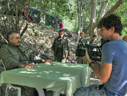 איתי אנגל מראיין את מנהיג המורדים (צילום: אדי גרלד)