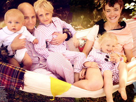 נטליה וודיאנובה עם המשפחה בהפקת אופנה לווג (צילום: האתר הרשמי)