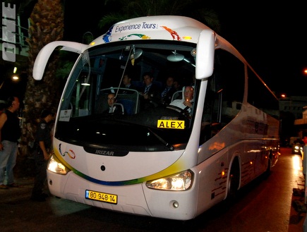 האוטובוס של ליון מגיע לבלומפילד (שי לוי) (צילום: מערכת ONE)