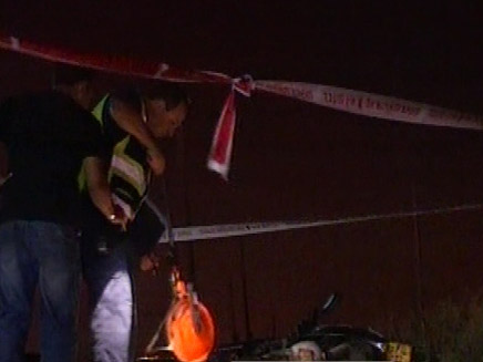 שוטר בזירת התאונה בטיילת, אמש (צילום: חדשות 2)