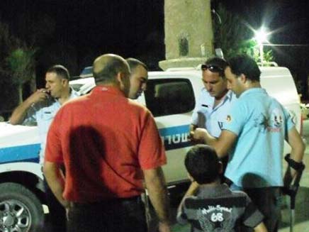 השוטרים עם הילדים ש"נגנבו". ארכיון (צילום: אתר א סינארה)