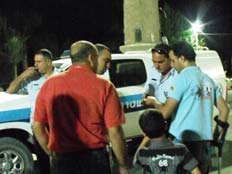 השוטרים עם הילדים ש"נגנבו". ארכיון (צילום: אתר א סינארה)