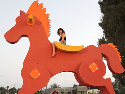 מרינה מקסימיליאן בלומין על סוס (צילום: אלעד דיין)