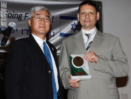 מישל מדר ושגריר דרום קוריאה (נועם עופרן) (צילום: מערכת ONE)